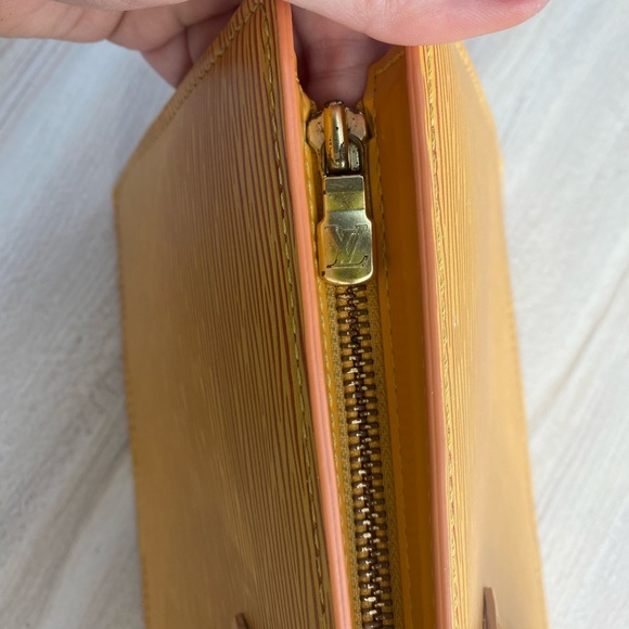 Authentic Louis Vuitton Epi Sac Triangle Tassil Purse - Picture 4 of 5